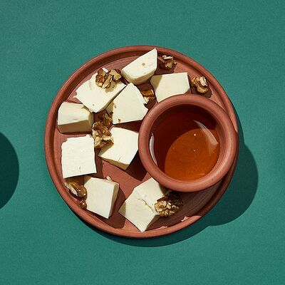 Грузинский сыр в Хачапури и вино по цене 254 ₽