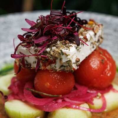 Салат со свежими овощами, молодым сыром и икрой из бальзамика в Ресторан Строгов по цене 510 ₽