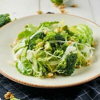 Зеленый салат с брокколи и авокадо в Маймун