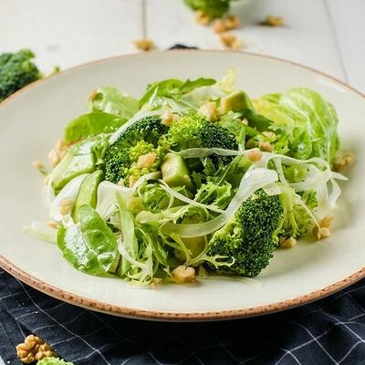 Зеленый салат с брокколи и авокадо в Маймун по цене 590