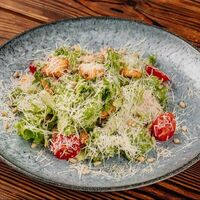 Салат Цезарь с креветками в Arnamal