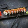 Ролл с халапеньо, лососем и авокадо под соусом унаги в Fast Япония Premium Sushi по цене 700