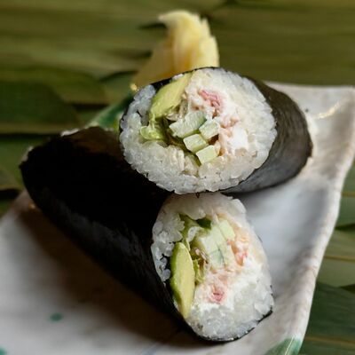 Хэнд ролл с крабом в Sushi lovers по цене 690 ₽