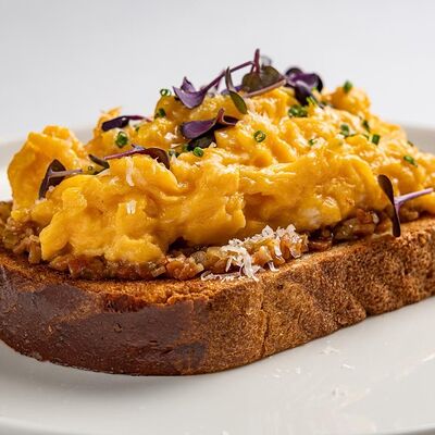 Скрембл на бриошь с мармеладом из беконав Wine Region по цене 950 ₽