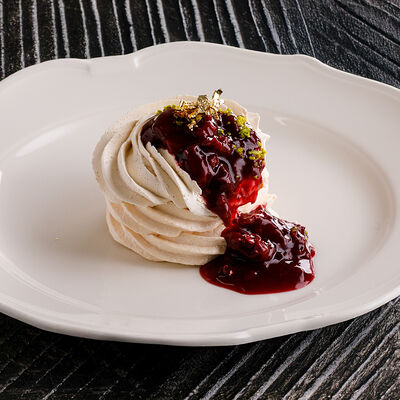 Павлова с вишнейв Ginza по цене 990 ₽