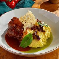 Говяжьи щечки с картофельным пюре в BBQ Beer Restaurant