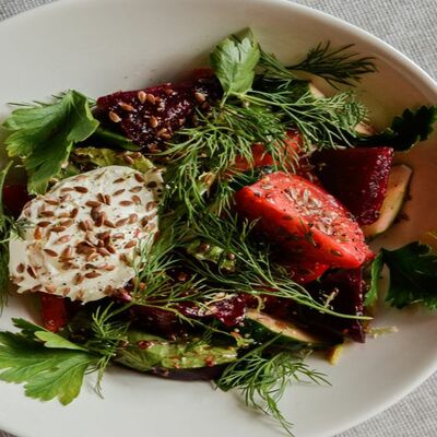 Салат с печёной свеклой в Тревеллерс кофе по цене 419 ₽