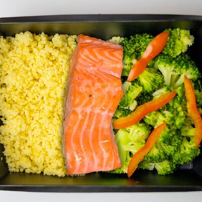 Лосось на пару с брокколи и кускусом и кунжутным соусом в Тарелка по цене 542 ₽