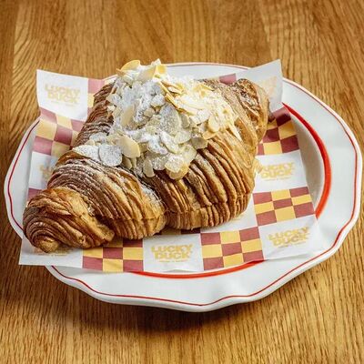 Миндальный круассан с кремом франжипан в Lucky Duck по цене 420 ₽