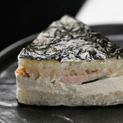 Онигири с курицей в Японский домик по цене 338 ₽