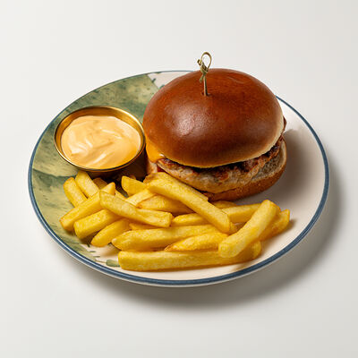 Бургер с куриной котлетой с фри в Сказка по цене 510 ₽