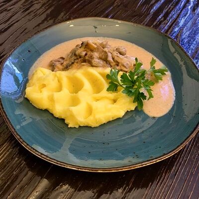 Бефстроганов с шампиньонами, картофельное пюре в Длинный нос по цене 385 ₽