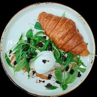 Яйцо пашот с беконом, шампиньонами и рукколой в Macaron