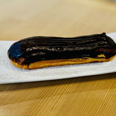 Эклер шоколадный в Park cafe по цене 180 ₽