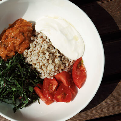 Зеленая гречка с томатами, лечо и муссом из феты в Folk по цене 620 ₽