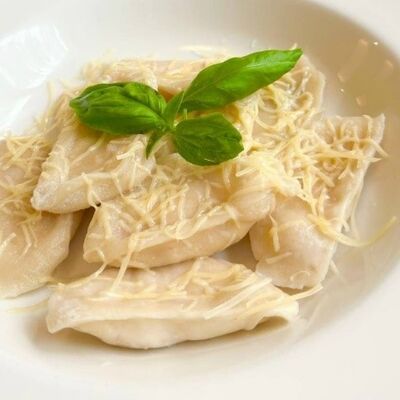 Вареники со сливочным соусом, беконом и сыром Пармезан в Троицкий по цене 715 ₽