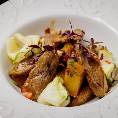 Утиное филе с картофельными дольками, глазированное в соусе манго-чили в Cruise по цене 400 ₽