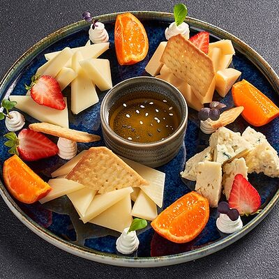 Сырная тарелка в Lafa Lounge по цене 990 ₽