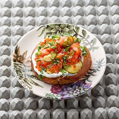 Шаньга с форелью и огурцами, маринованными в укропе в KITCHEN по цене 780 ₽