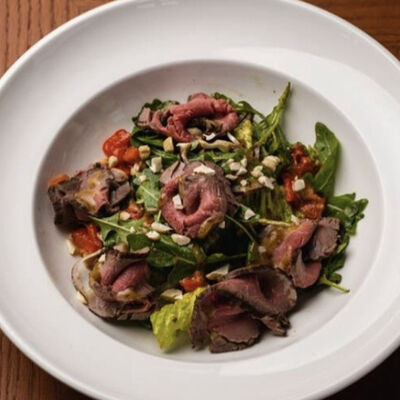 Фитнес-салат с ростбифом в Тревеллерс кофе по цене 649 ₽