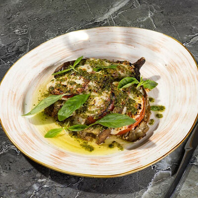 Запечённый баклажан со спелыми томатами и соусом песто в Фореста Фестиваль Парк по цене 480 ₽