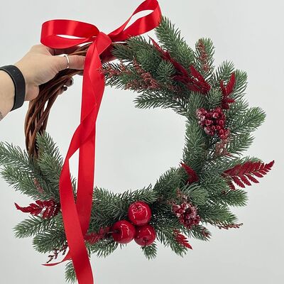 Новогодний венок на дверь из искусственного нобилиса в Дарите красиво по цене 4890 ₽
