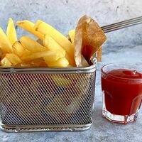 Картофель фри с соусом в Mango
