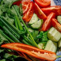 Тарелка овощей и зелени в Хачапури Марико