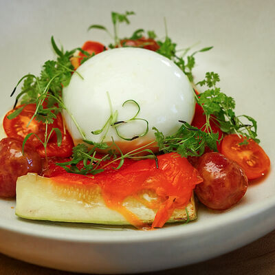 Салат с печеными овощами и бурратой с сыроварни Курцево в Yale по цене 910 ₽