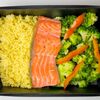 Лосось на пару с брокколи и кускусом и кунжутным соусом в Тарелка по цене 542