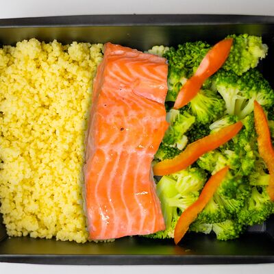 Лосось на пару с брокколи и кускусом и кунжутным соусом в Тарелка по цене 542 ₽