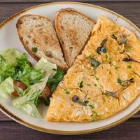Французский омлет с сыром и ветчиной в Entree