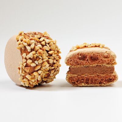 Макарон Сникерс в Tortterry по цене 180 ₽