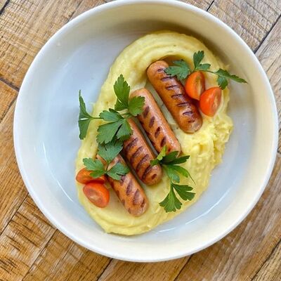 Сосиски с гарниром на выбор в BUENO cafe по цене 570 ₽