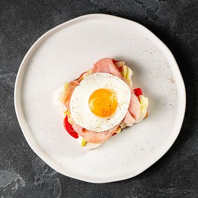 Тост с прошутто и глазуньей в Amarena по цене 1040 ₽