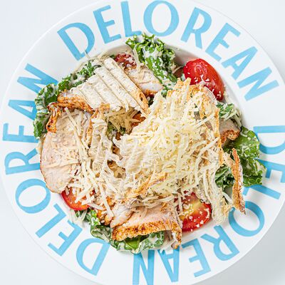 Цезарь с куриным филе в Delorean по цене 585 ₽