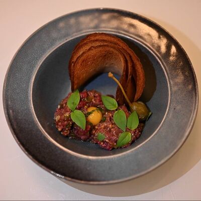 Тартар из говядины с ржаными гренками в Bucho по цене 750 ₽