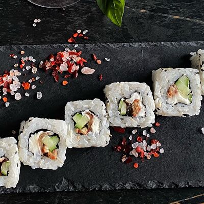 Ролл с угрем и творожным сыром в Panda Sushi по цене 499 ₽