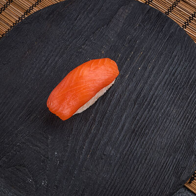 Суши с лососем в Sushi Max Kolpino по цене 150 ₽