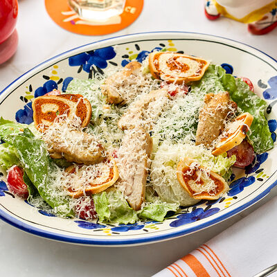 Цезарь с теплым цыпленком в Osteria Dolce по цене 790 ₽