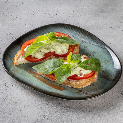Брускетта с томатами и страчателлой в Раковарня на Пятницкой по цене 890 ₽