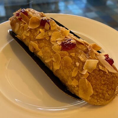 Эклер пломбир-малина в Bon Bon по цене 260 ₽