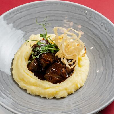 Говяжьи щечки с картофельным пюре в ЛайкиПарк по цене 670 ₽