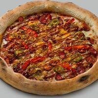 Пицца Техасская с барбекю в La Pizza Bomba на дровах