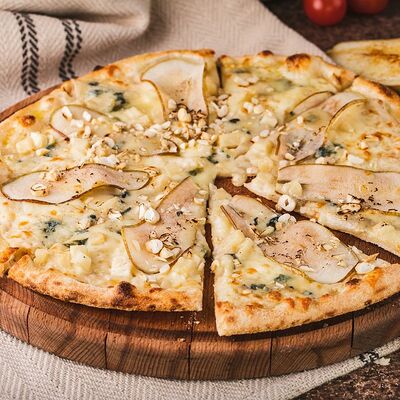 Пицца с грушей и сыром Дорблю в Jesstaurant по цене 750 ₽