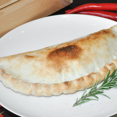 Пицца Кальцоне с грибами и пепперони в PrestoMia по цене 540 ₽