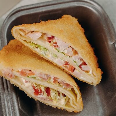 Кесадилья с беконом в Sushi Iva по цене 400 ₽