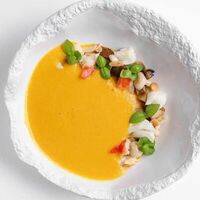 Тыквенный крем-суп с Камчатским крабом и лесными грибамив Wine and Crab