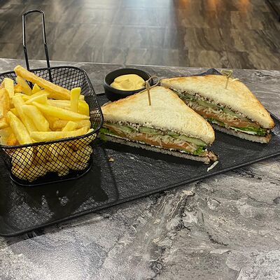 Сэндвич с лососем в Суши-бар Макото по цене 800 ₽