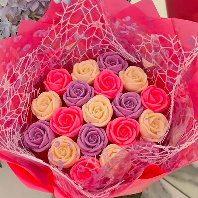 Съедобный шоколадный букет из роз розовых, фиолетовых и белых в Мистер пряничек по цене 2500 ₽